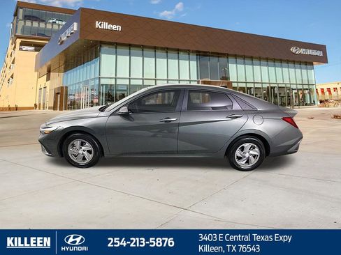 Used 2025 Hyundai Elantra SE image 5