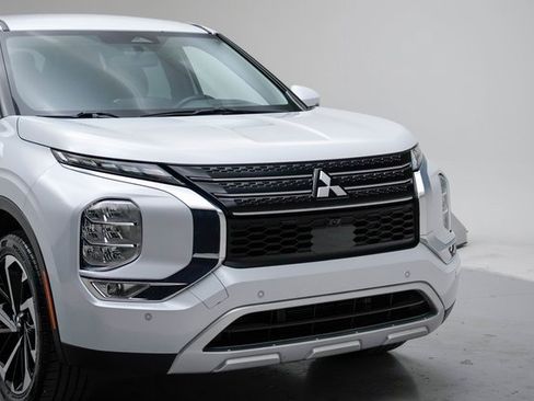 Used 2024 Mitsubishi Outlander SE image 13