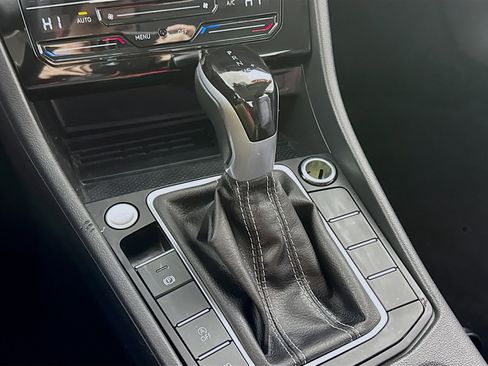 Used 2025 Volkswagen Jetta SE image 19