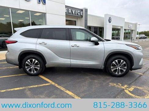 Used 2023 Toyota Highlander XLE AWD/4WD image 9