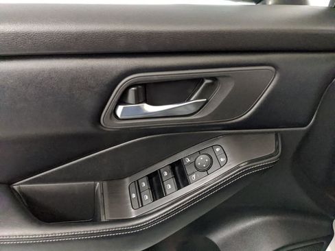 Used 2025 Nissan Rogue SV image 15