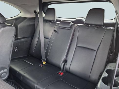 Used 2023 Toyota Highlander XLE FWD image 32