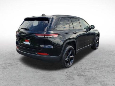 Used 2023 Jeep Grand Cherokee Altitude AWD/4WD image 7