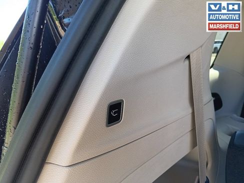 Used 2024 Chrysler Pacifica Touring-L FWD image 27