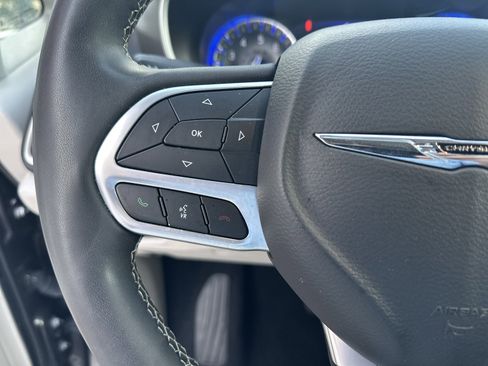 Used 2023 Chrysler Pacifica Touring-L FWD image 13