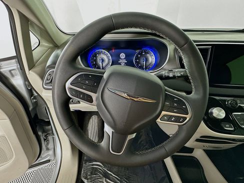 Certified 2024 Chrysler Pacifica Touring-L image 18