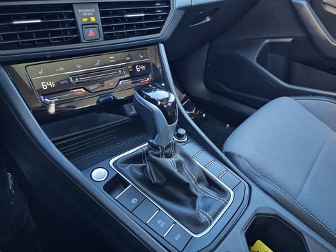 Used 2025 Volkswagen Jetta SE image 33