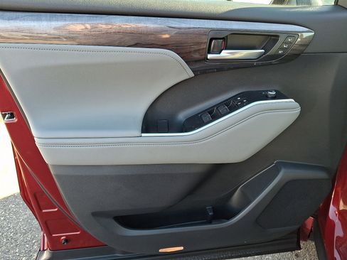 New 2026 Toyota Highlander Platinum image 12