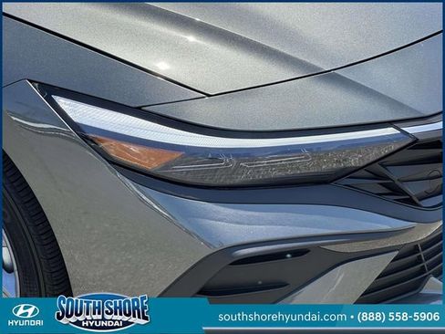Used 2025 Hyundai Elantra Hybrid FWD image 11
