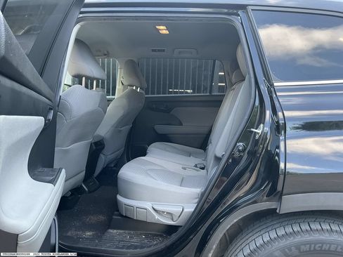 Used 2022 Toyota Highlander LE FWD image 9