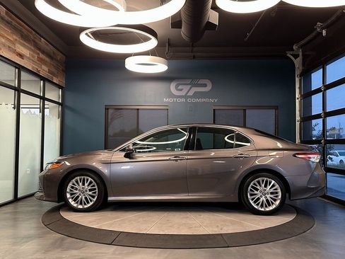 Used 2018 Toyota Camry XLE image 6