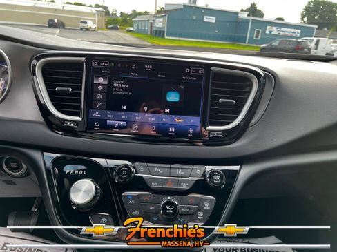 Used 2025 Chrysler Pacifica Select FWD image 21