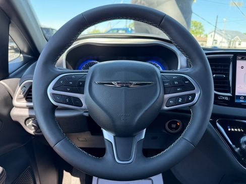 Used 2025 Chrysler Pacifica Select FWD image 18