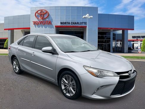 Used 2016 Toyota Camry SE image 2