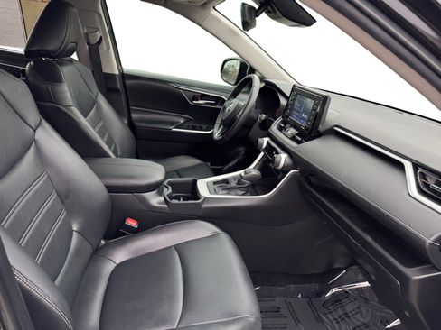 Used 2022 Toyota RAV4 XLE Premium image 15