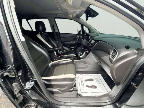 Used 2018 Chevrolet Trax Premier w/ Midnight Edition FWD image 30