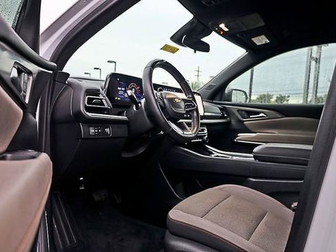 Used 2024 Chevrolet Traverse LT w/ Enhanced Driving Package image 11