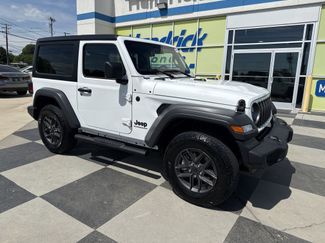 Used 2025 Jeep Wrangler Sport video 2