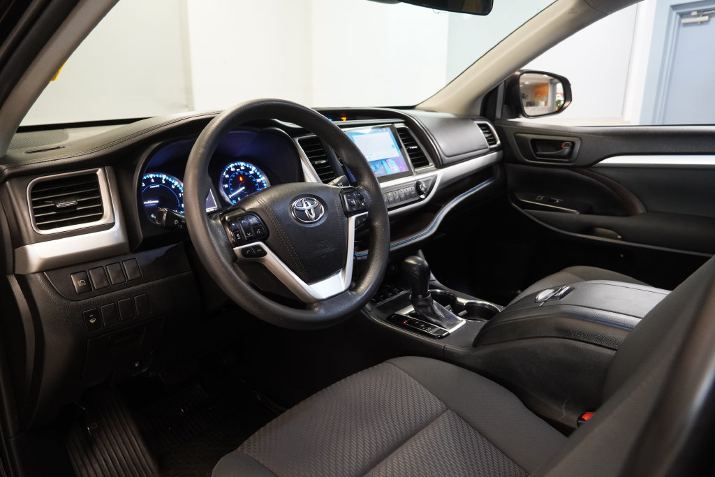Used 2019 Toyota Highlander LE w/ Protection Package #3 AWD/4WD image 6