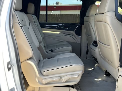 Used 2022 Cadillac Escalade ESV Premium Luxury image 13