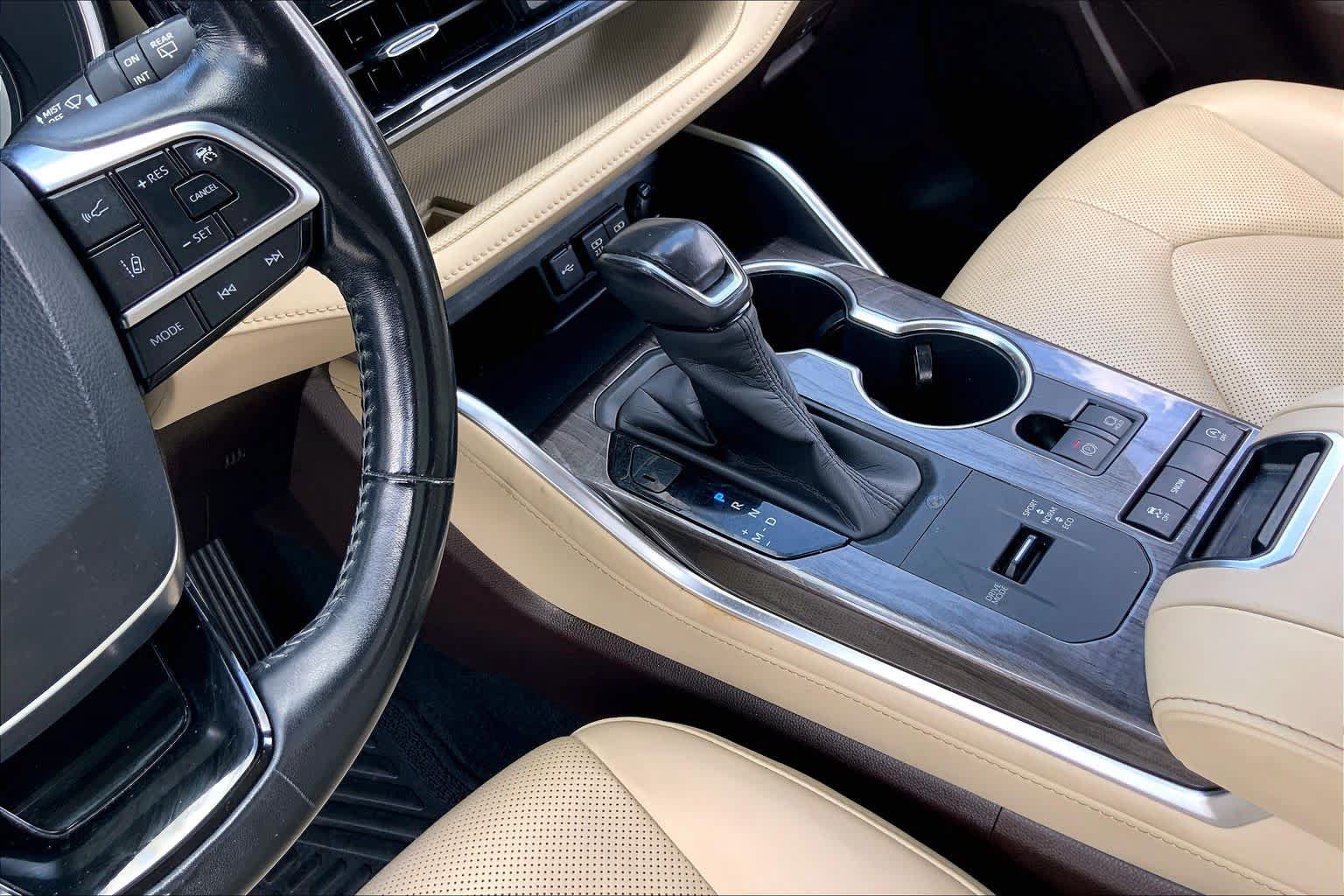 Used 2020 Toyota Highlander Limited FWD image 16