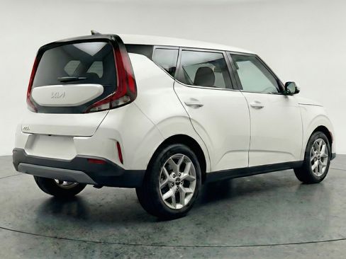 Used 2025 Kia Soul LX w/ LX Technology Package FWD image 9
