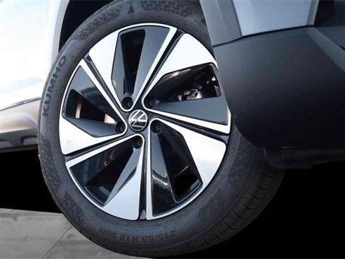 New 2025 Volkswagen Taos SE image 3