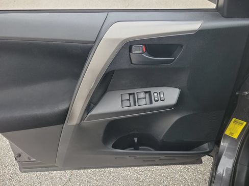 Used 2016 Toyota RAV4 LE FWD image 13