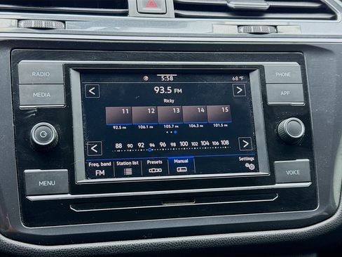 Used 2020 Volkswagen Tiguan S image 11