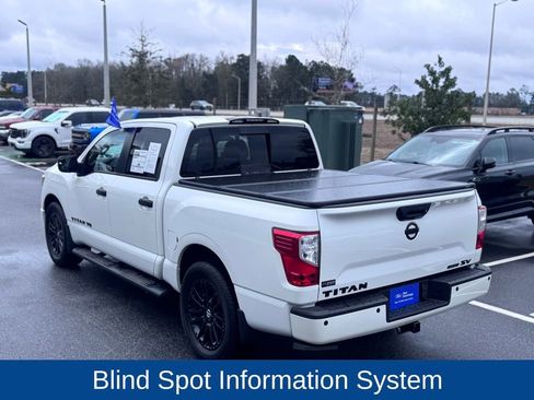 Used 2019 Nissan Titan SV w/ SV Convenience Package image 5