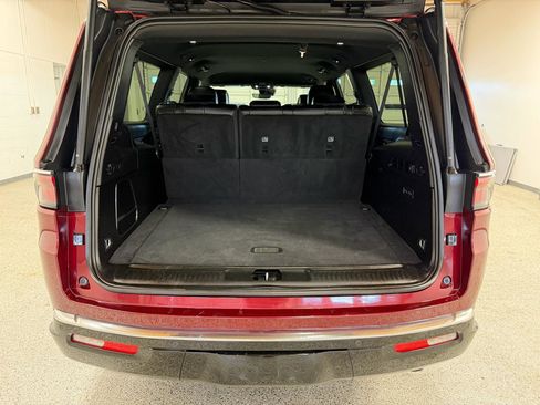 Used 2024 Jeep Wagoneer L Series II w/ Flexible Seating Group RWD image 10