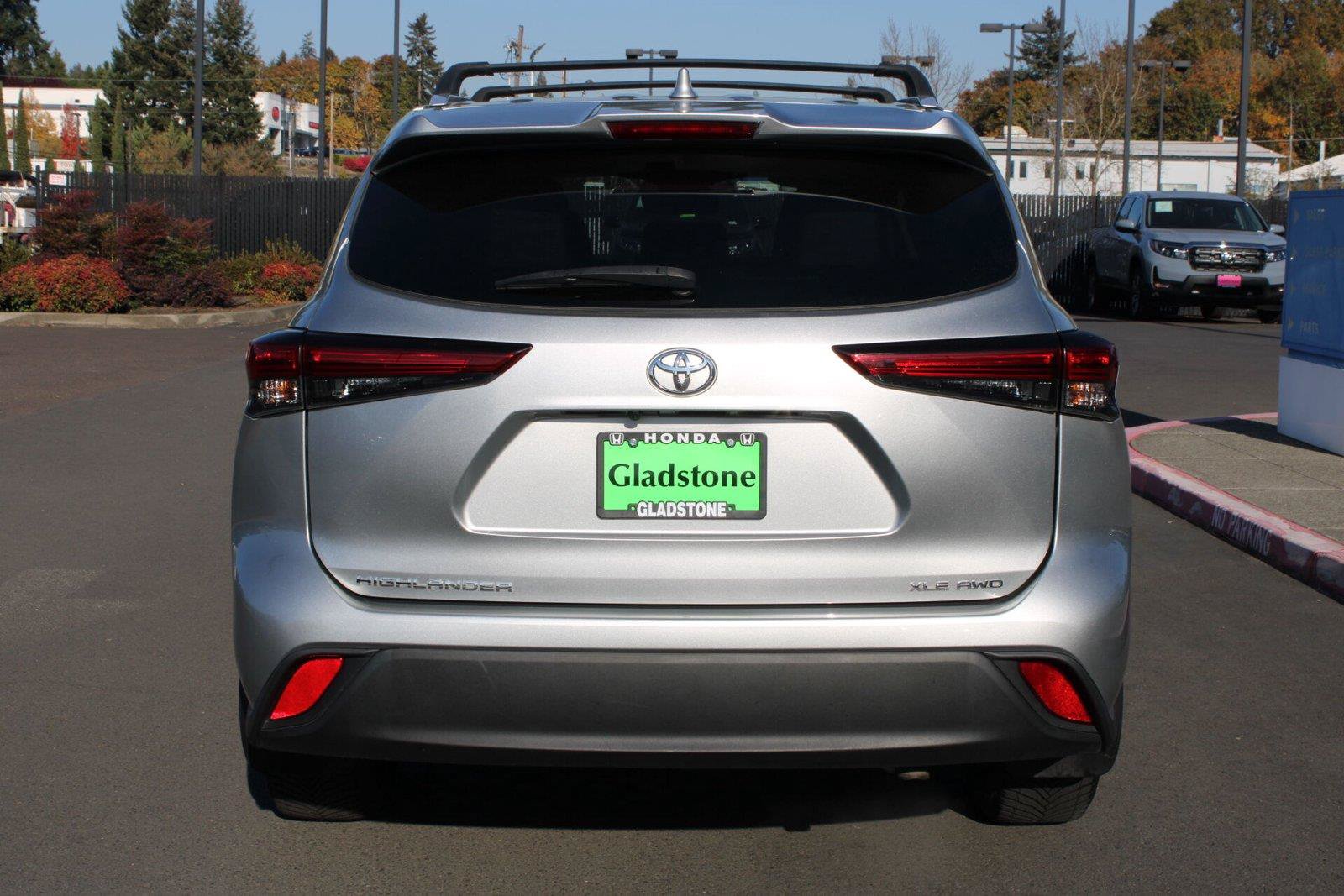 Used 2022 Toyota Highlander XLE AWD/4WD image 7