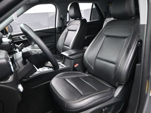 Used 2023 Ford Explorer XLT w/ Equipment Group 202A AWD/4WD image 14