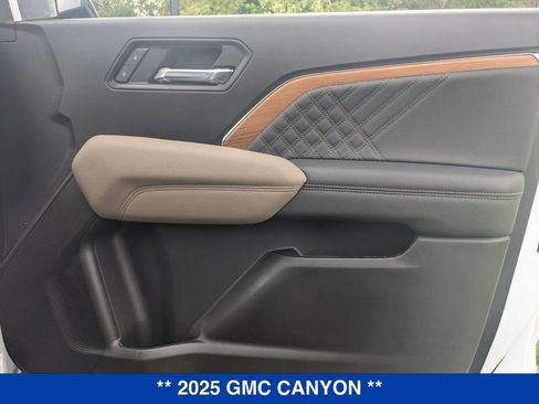 New 2025 GMC Canyon Denali image 38