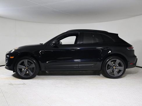 Certified 2025 Porsche Macan image 2