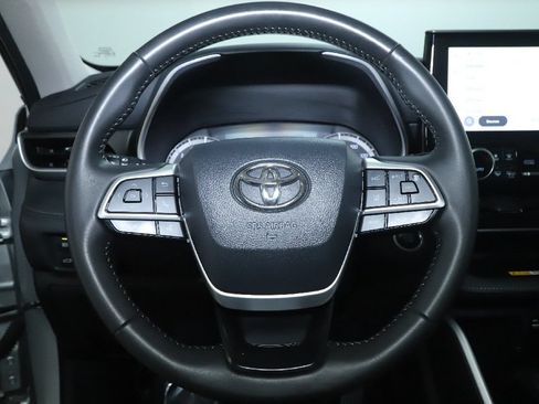 Used 2024 Toyota Highlander XLE AWD/4WD image 21
