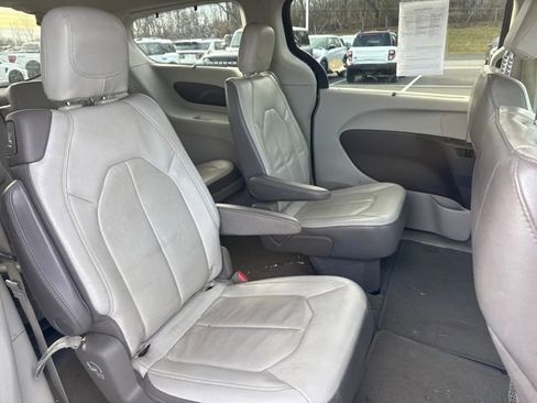 Used 2018 Chrysler Pacifica Touring-L image 11