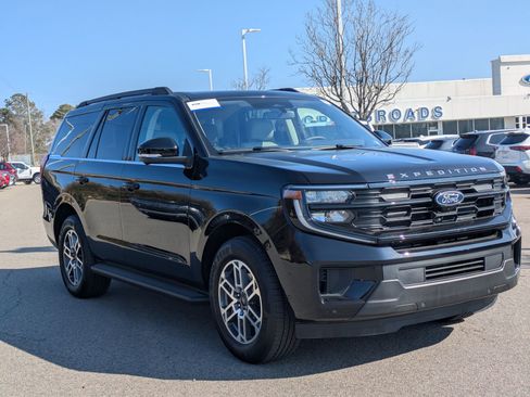Certified 2025 Ford Expedition Active image 2