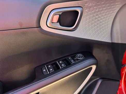 Used 2022 Kia Soul LX image 15