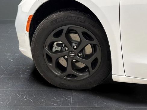 Used 2024 Chrysler Pacifica Select image 36