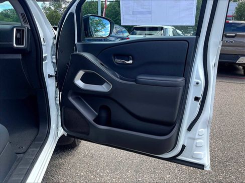 Used 2025 Nissan Frontier SV image 12