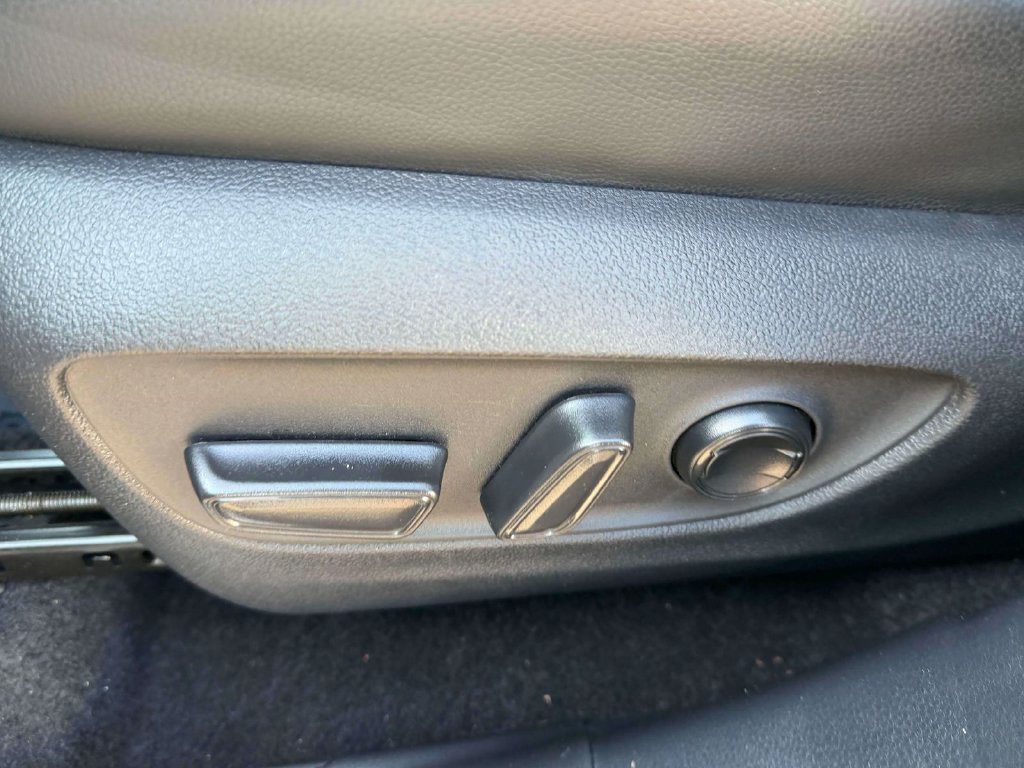 Used 2023 Toyota Highlander Platinum FWD image 28