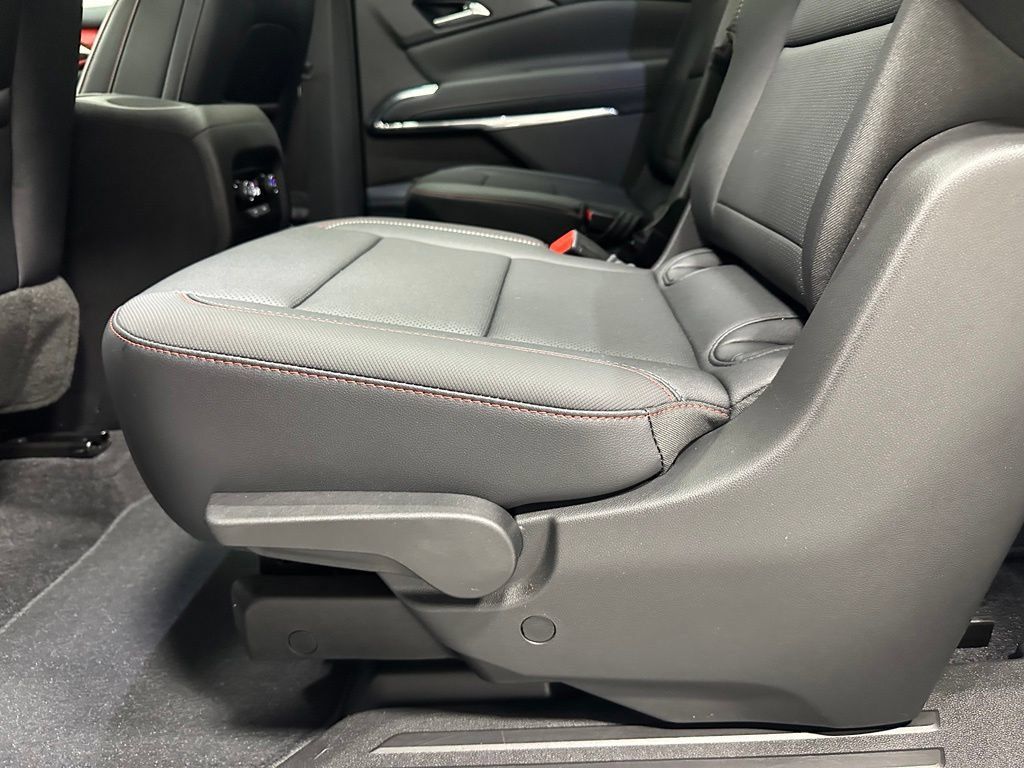 Used 2025 Chevrolet Traverse Z71 w/ Driver Confidence Package AWD/4WD image 40