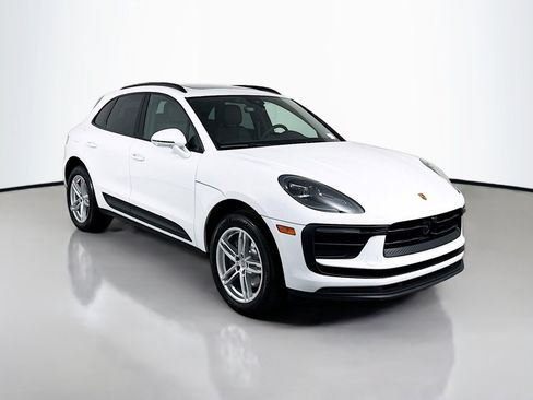 Certified 2025 Porsche Macan image 7