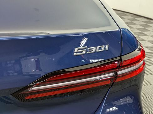 Used 2025 BMW 530i xDrive w/ Premium Package image 11