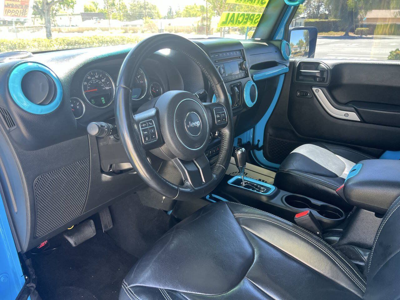 Used 2018 Jeep Wrangler Unlimited Sahara w/ Connectivity Group AWD/4WD image 31