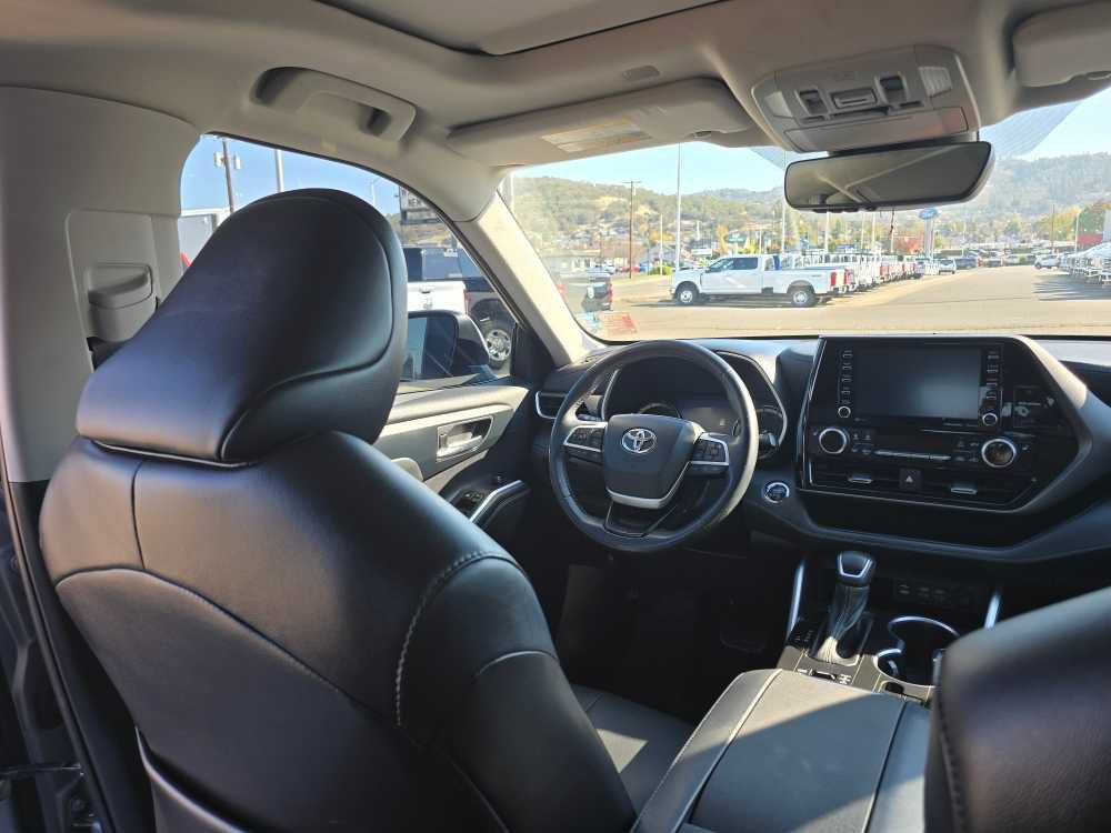 Used 2022 Toyota Highlander XLE AWD/4WD image 10