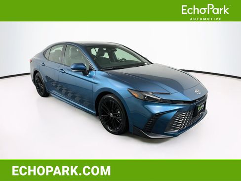 Used 2025 Toyota Camry SE FWD image 1