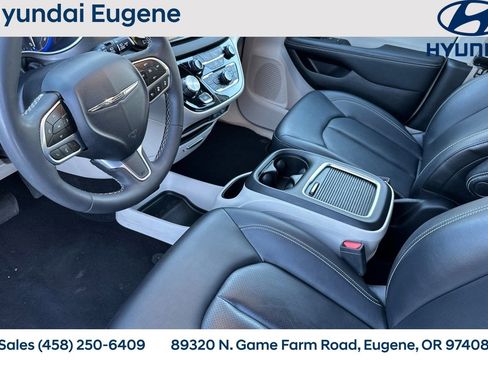 Used 2024 Chrysler Pacifica Touring-L image 11