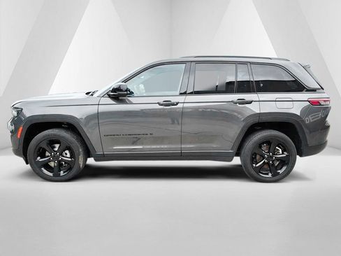 Used 2022 Jeep Grand Cherokee Altitude AWD/4WD image 4